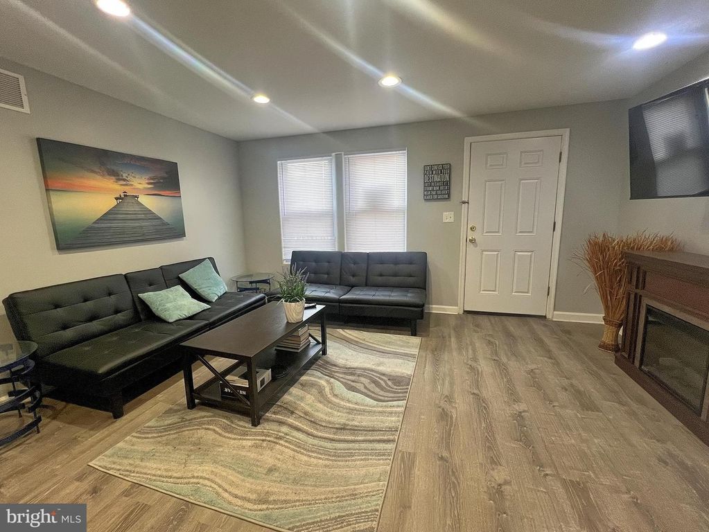 Image 9 of property listing at 402 N CHAPEL ST, Baltimore, MD 21231