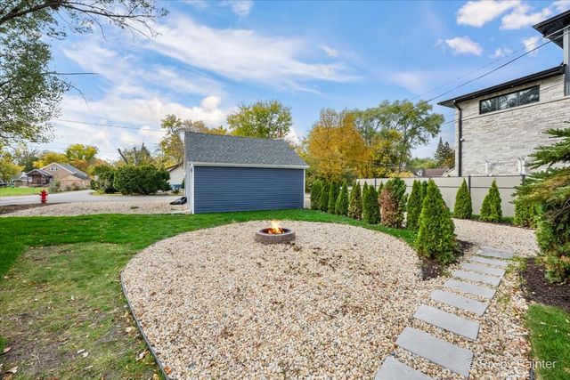 481 Edward Court, Des Plaines, IL 60016