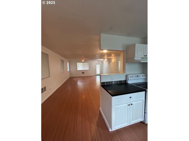 625 W M St, Springfield, OR 97477