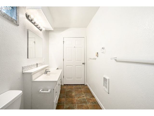 625 W M St, Springfield, OR 97477