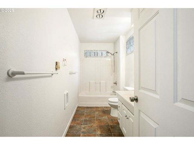 625 W M St, Springfield, OR 97477