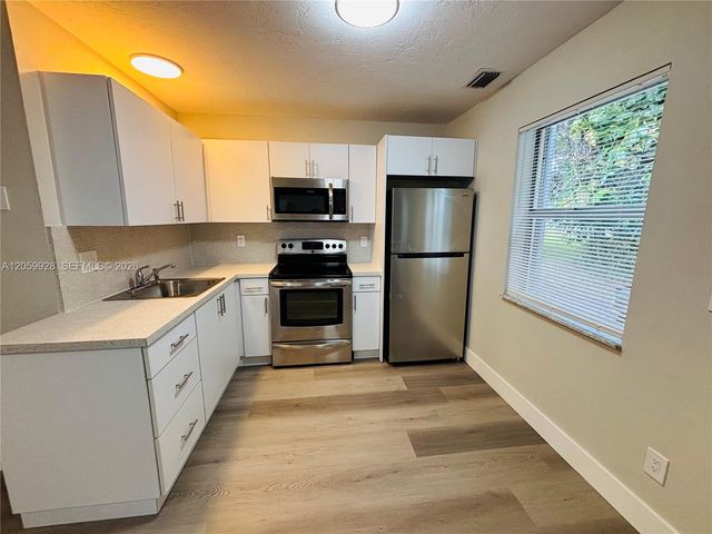1011 SW 8th Street D, Hallandale Beach, FL 33009
