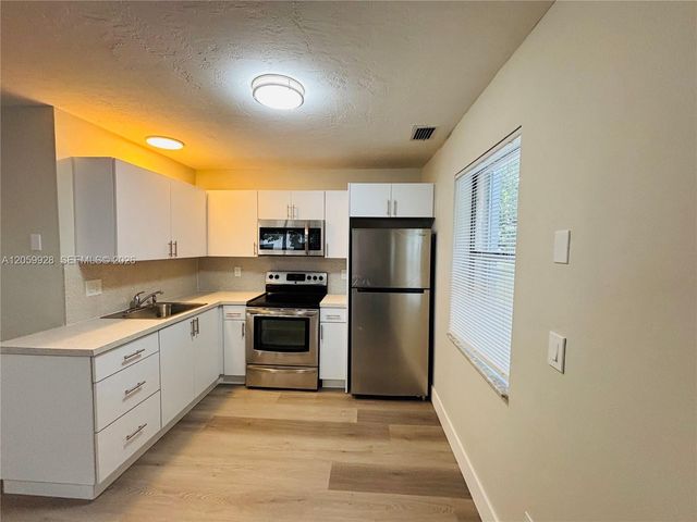 1011 SW 8th Street D, Hallandale Beach, FL 33009