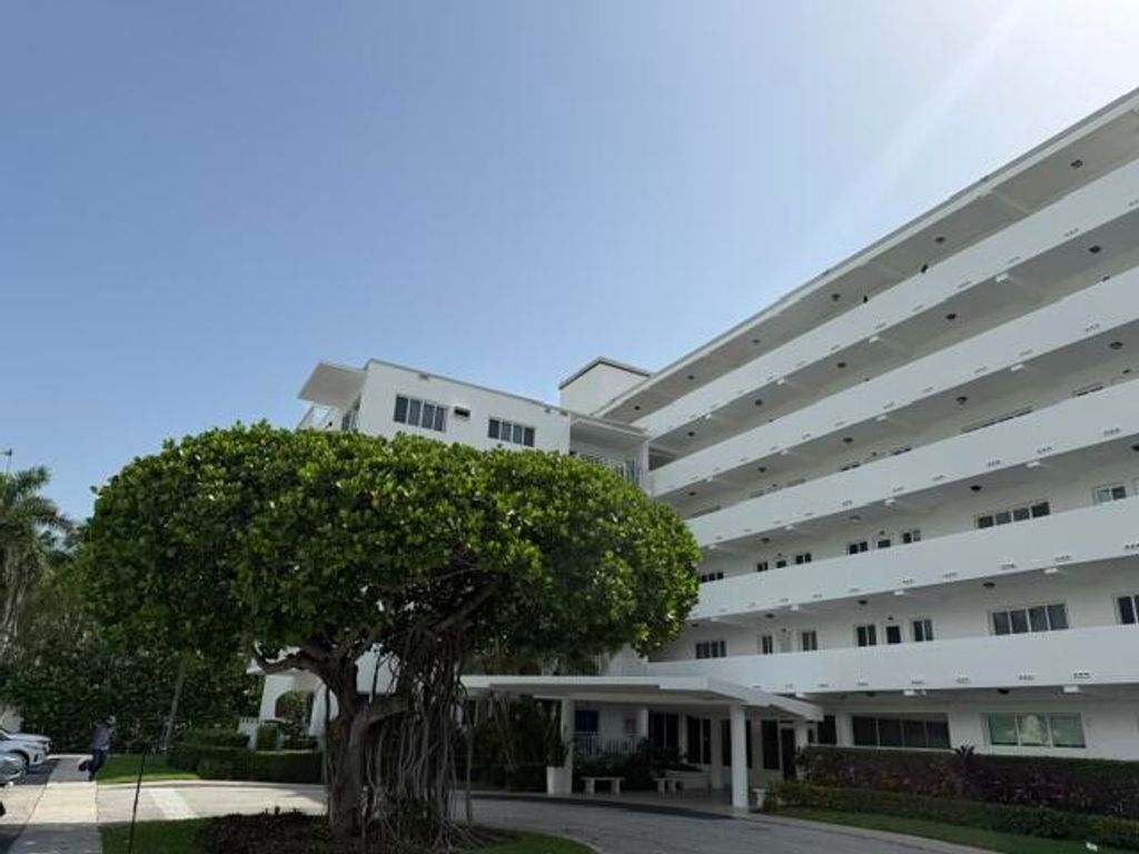 33 S Ocean Avenue 108, Palm Beach Shores, FL 33404
