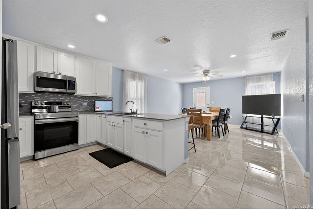 4326 Waterwood Pass, Elmendorf, TX 78112