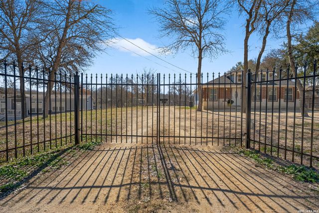 4326 Waterwood Pass, Elmendorf, TX 78112