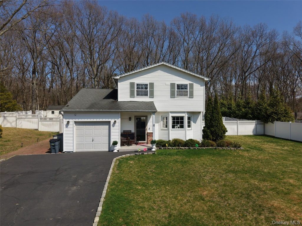 17 Felway Drive, Coram, NY 11727