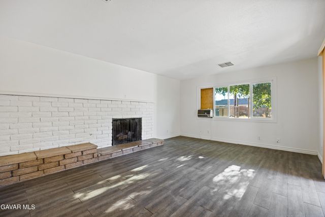 1058 E Avenue R-2, Palmdale, CA 93550