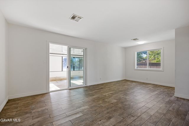 1058 E Avenue R-2, Palmdale, CA 93550
