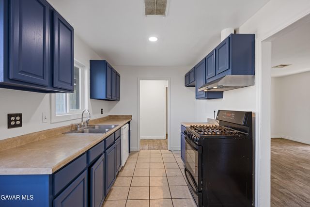 1058 E Avenue R-2, Palmdale, CA 93550