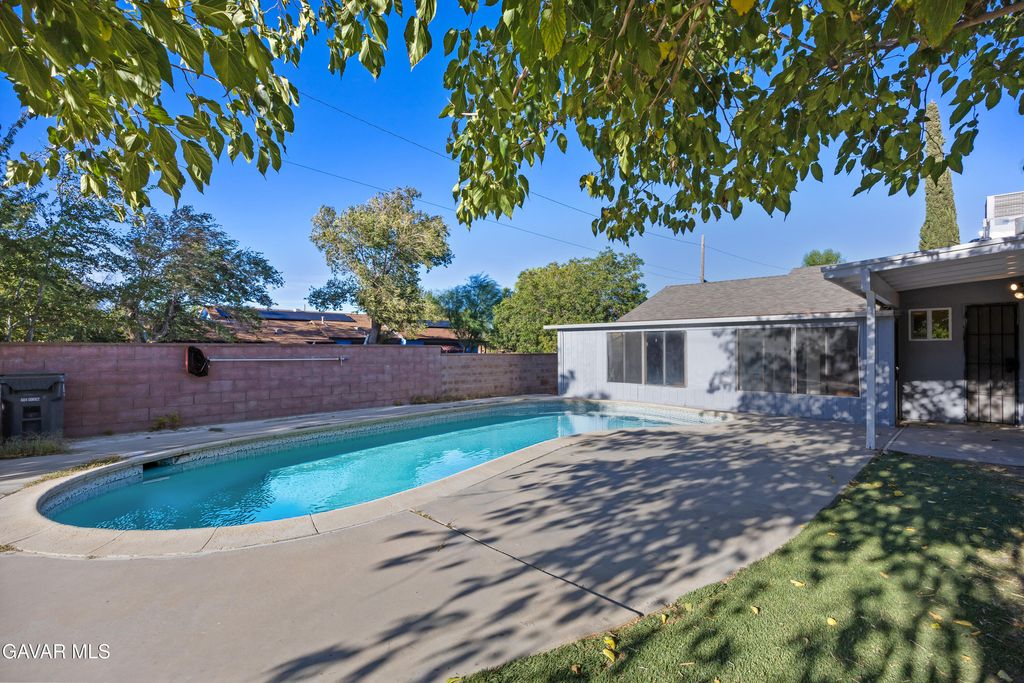 1058 E Avenue R-2, Palmdale, CA 93550