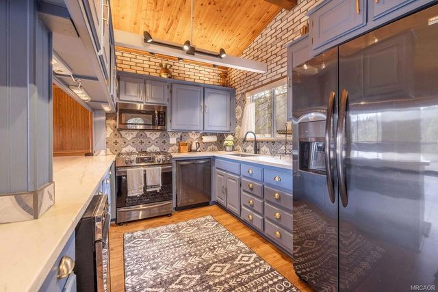 1179 Ridge Road, Fawnskin, CA 92333