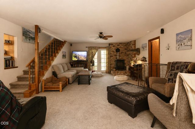 1160 Crow Road, Merlin, OR 97532