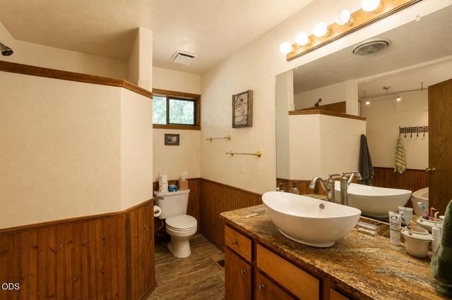 1160 Crow Road, Merlin, OR 97532