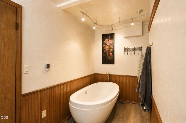 1160 Crow Road, Merlin, OR 97532