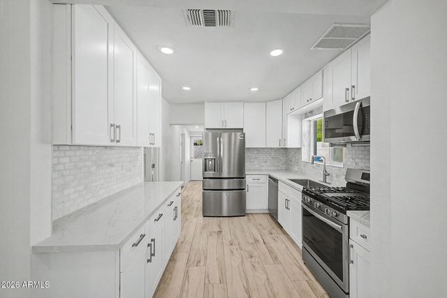 532 E CHEERY LYNN Road, Phoenix, AZ 85012