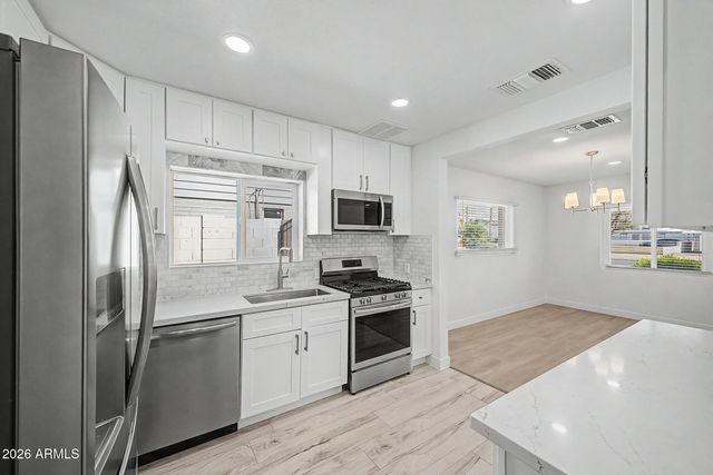 532 E CHEERY LYNN Road, Phoenix, AZ 85012