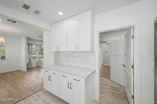 532 E CHEERY LYNN Road, Phoenix, AZ 85012