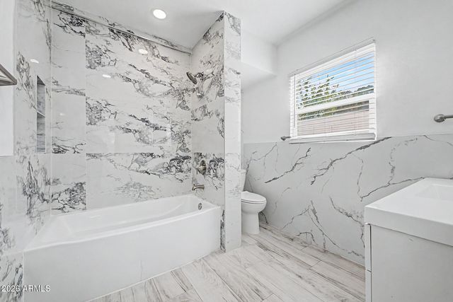 532 E CHEERY LYNN Road, Phoenix, AZ 85012