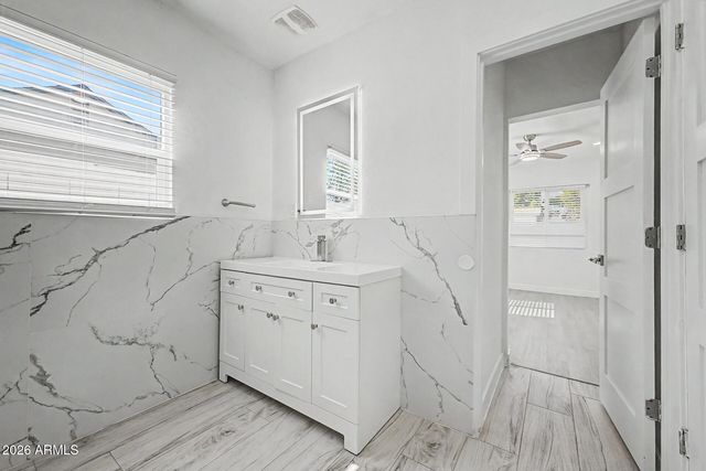 532 E CHEERY LYNN Road, Phoenix, AZ 85012