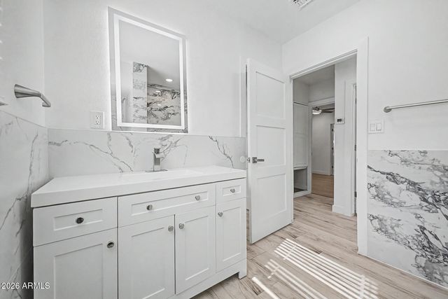 532 E CHEERY LYNN Road, Phoenix, AZ 85012