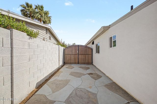 532 E CHEERY LYNN Road, Phoenix, AZ 85012