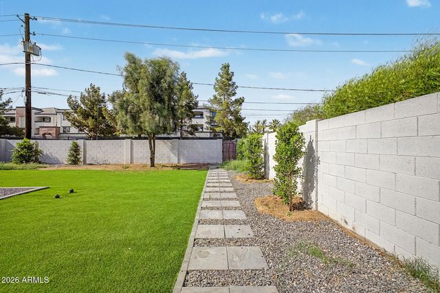 532 E CHEERY LYNN Road, Phoenix, AZ 85012