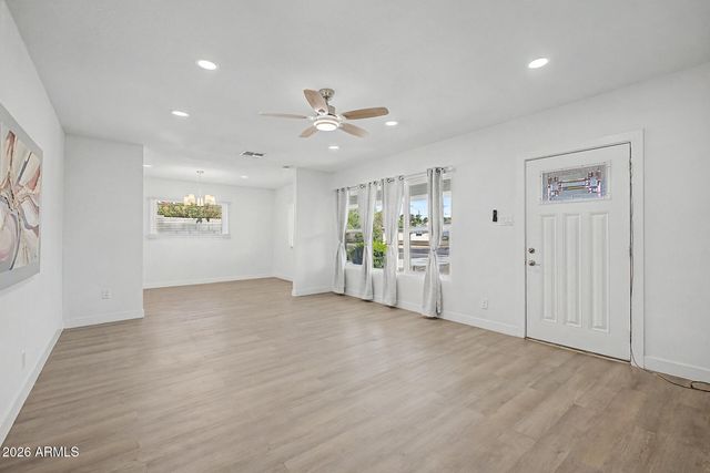 532 E CHEERY LYNN Road, Phoenix, AZ 85012