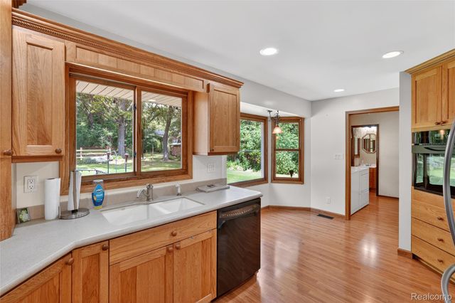 8668 Cooley Beach Drive, White Lake Charter Township, MI 48386