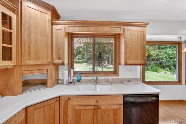 8668 Cooley Beach Drive, White Lake Charter Township, MI 48386