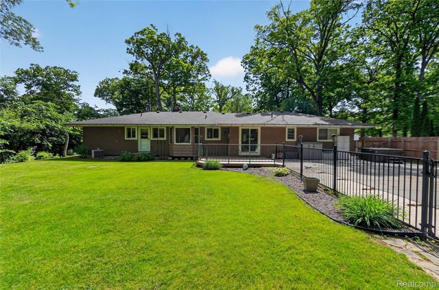 8668 Cooley Beach Drive, White Lake Charter Township, MI 48386