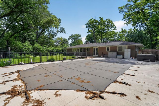 8668 Cooley Beach Drive, White Lake Charter Township, MI 48386