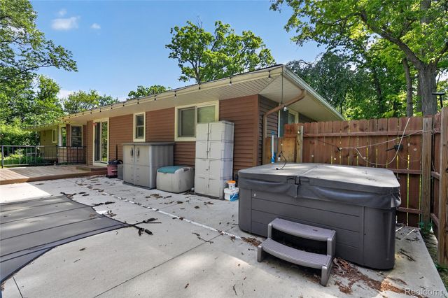 8668 Cooley Beach Drive, White Lake Charter Township, MI 48386