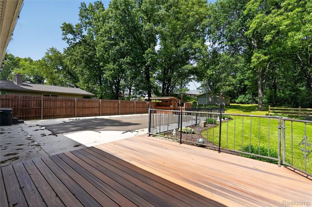 8668 Cooley Beach Drive, White Lake Charter Township, MI 48386
