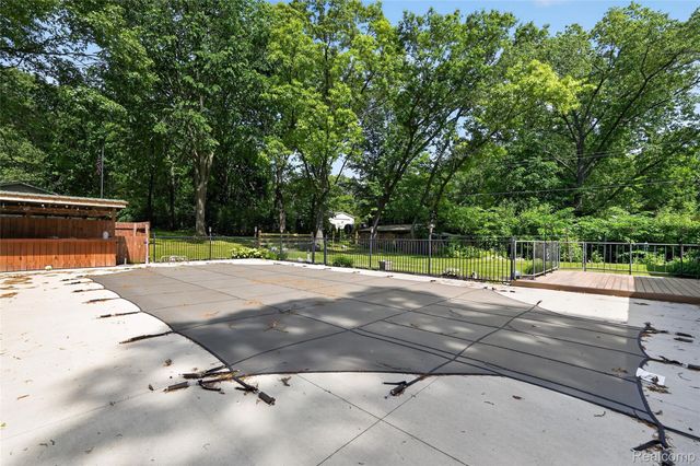 8668 Cooley Beach Drive, White Lake Charter Township, MI 48386