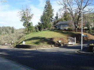 1710 Ne REAGAN Dr, Roseburg, OR 97470