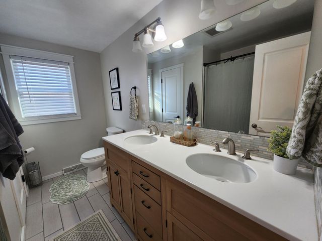 1006 Maplehill Drive, Albert Lea, MN 56007