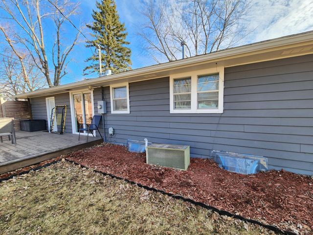 1006 Maplehill Drive, Albert Lea, MN 56007