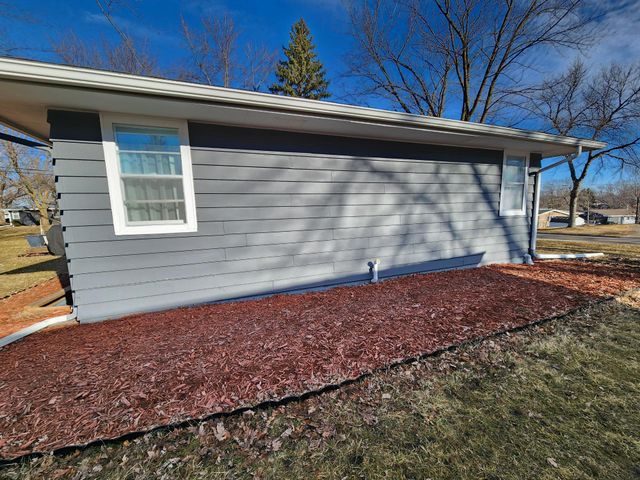 1006 Maplehill Drive, Albert Lea, MN 56007