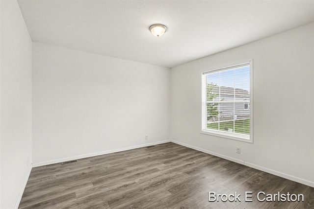 1283 E Ellis Road 7, Norton Shores, MI 49441