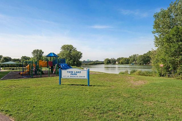 4721 Lakeview Avenue N, Brooklyn Center, MN 55429