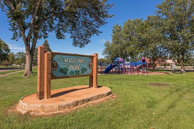 4721 Lakeview Avenue N, Brooklyn Center, MN 55429