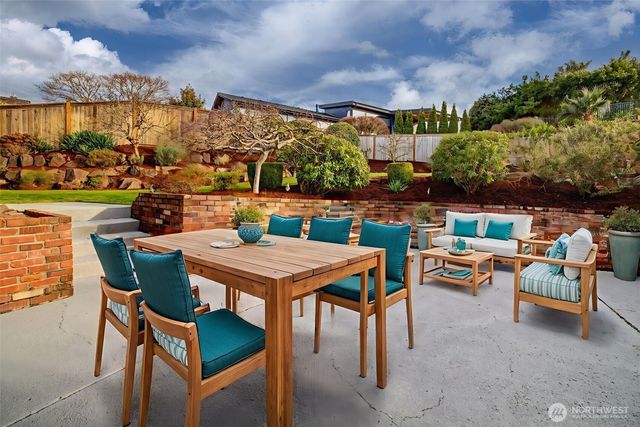 12161 SE 17th Place, Bellevue, WA 98005