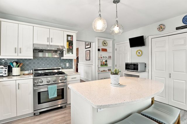 181 Cabot St B, Newton, MA 02458