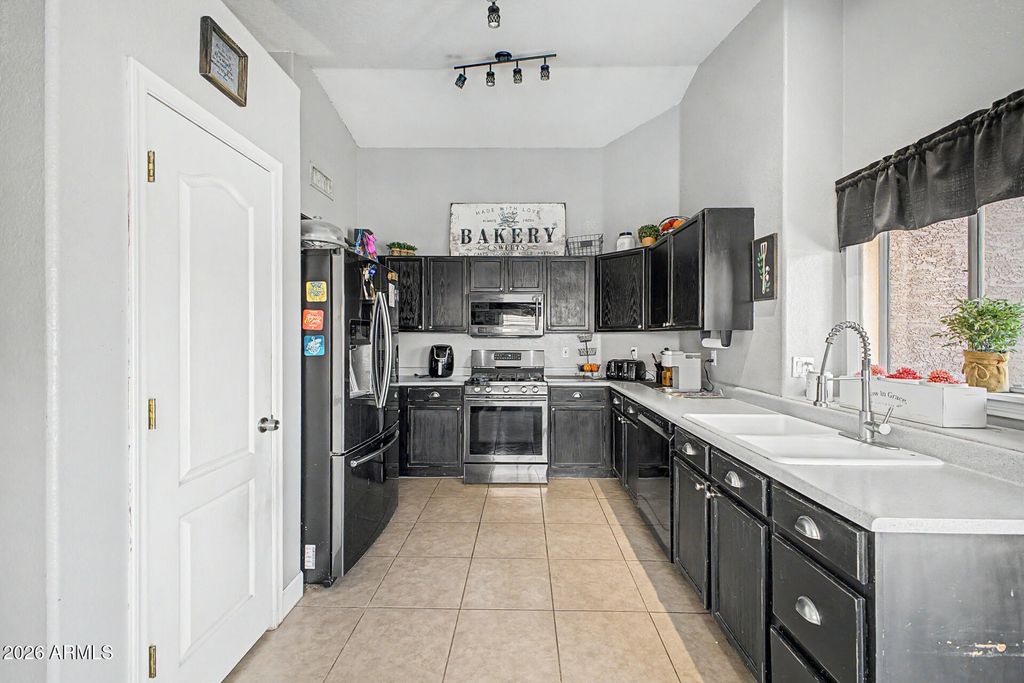 194 W SHANNON Street, Gilbert, AZ 85233 — photo 3