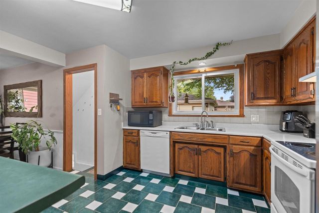 807 S CHRISTINE STREET, Appleton, WI 54915