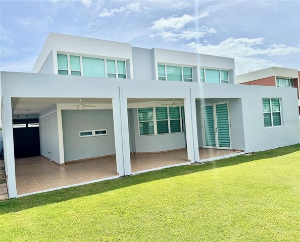19-P DELFIN, Dorado, PR 00646