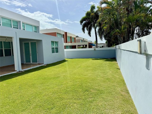 19-P DELFIN, Dorado, PR 00646