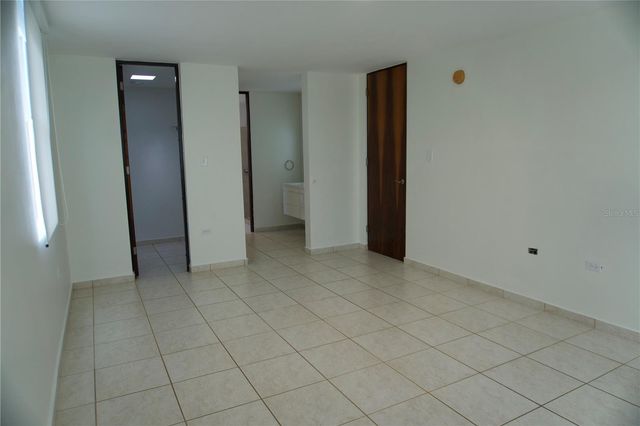 19-P DELFIN, Dorado, PR 00646