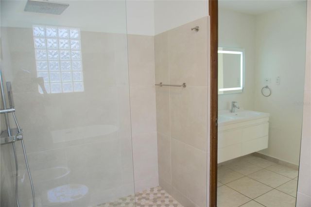 19-P DELFIN, Dorado, PR 00646